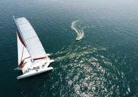 multicoque yacht naviguer et canot pneumatique